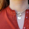 Collier ras de cou fermoir toggle et breloque ronde (moyen)