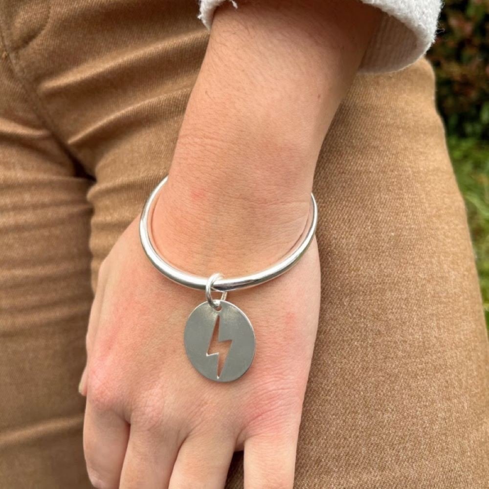 Bracelet jonc cuir et plaqué argent avec fermoir aimanté