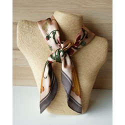 Carré satiné nude fleuri