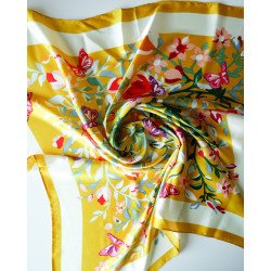 Carré satiné jaune à fleurs et papillons 2