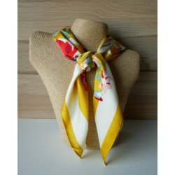 Carré satiné jaune à fleurs et papillons