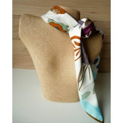 Carré satiné imprimé fleurs et taches de peinture blanc 2